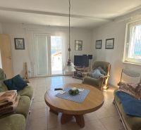 Wohnzimmer in einem Einfamilienhaus mit bequemen Sofas und einem Couchtisch aus Holz.