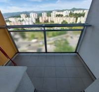 Balkon in einer Einzimmerwohnung mit Blick auf das Wohngebiet von Banská Bystrica in der Sitnianska-Straße.