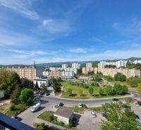 Blick auf die Wohnsiedlung und das Grün von einer Einzimmerwohnung in der Sitnianska-Straße in Banská Bystrica.
