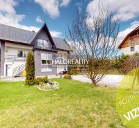 Ein Einfamilienhaus in Vitanová mit einem schön gepflegten Garten und Blick auf die umliegenden Häuser.