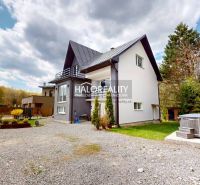 Ein Einfamilienhaus in Vitanová, umgeben von einem Garten und einer befestigten Zufahrtsstraße.