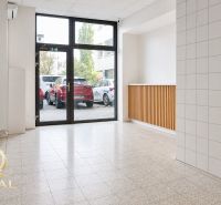 Heller Raum mit großen Fenstern und Fliesen, ideal für Geschäftsräume.
