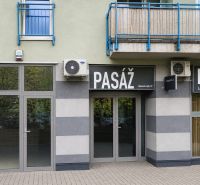 Geschäftsräume am Račianske mýto in Bratislava - Nové Mesto mit den Aufschriften 