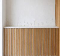 Obladenflächen mit weißen Wänden und Holzelementen, Fliesenboden.