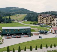 Eine Ferienwohnung in Telgárt, umgeben von Natur, im Hintergrund ein Eisenbahnviadukt.