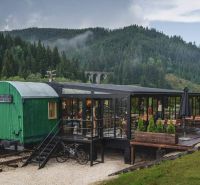 Eine Ferienwohnung in Telgárt, umgeben von Wäldern und in der Nähe eines Viadukts.