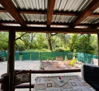 Blick von der Terrasse auf den Garten des Ferienhauses in Gabčíkovo mit natürlicher Umgebung.