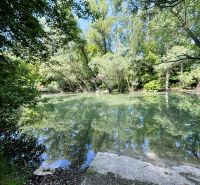 Ein von Grün umgebener Fluss bei Gabčíkovo, ein idealer Ort zur Erholung in der Nähe der Hütte.
