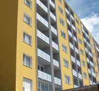 Wohnhaus mit gelb-grauer Fassade und Balkonen in der Budapeštianska-Straße in Košice, Siedlung Ťahanovce.