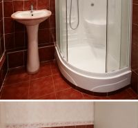 Badezimmer mit Dusche, Waschbecken, Toilette und Waschmaschine in einer 4-Zimmer-Wohnung.