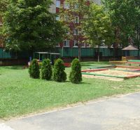 Spielplatz mit Rutsche und Sandkasten in der Siedlung in Košice in der Budapeštianska-Straße.