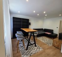 Wohnbereich in einer 3-Zimmer-Wohnung mit Holzboden und Möbeln.