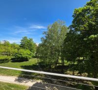 Blick auf den von Bäumen umgebenen Park von einer 3-Zimmer-Wohnung in der Lesnícka-Straße in Košice.