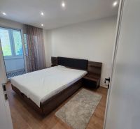 Schlafzimmer mit Bett und Holzboden in einer 3-Zimmer-Wohnung.