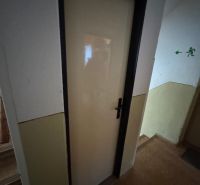 Eingangstür im Flur einer Einzimmerwohnung.
