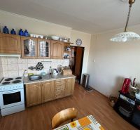 Küche in einer Einzimmerwohnung mit Holzboden, Holzküchenzeile.