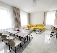 Helles Wohnzimmer mit Esstisch, gelbem Sofa und Barhockern in einer 3-Zimmer-Wohnung.
