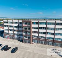 Kancelárien an der Svornost Straße in Bratislava - Podunajské Biskupice mit Parkplatz und Autos.