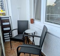 Balkon in Dubnica nad Váhom auf Centrum I mit zwei Stühlen und einem Tisch.