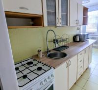 Küche in einer 2-Zimmer-Wohnung mit Herd, Spüle und Küchenzeile.