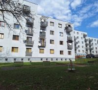 Ein Wohnhaus in der Majakovského-Straße in Prešov, umgeben von Grünflächen und einem Parkplatz.