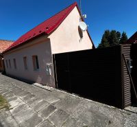 Einfamilienhaus in Mikulášov in Lakšárska Nová Ves mit rotem Dach und Satellit.