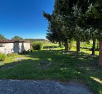 Der Garten beim Einfamilienhaus in Mikulášov in Lakšárska Nová Ves mit großen Bäumen.
