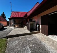 Einfamilienhaus in Mikulášov in Lakšárska Nová Ves mit rotem Dach und Hof.