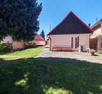 Einfamilienhaus in der Mikulášov-Straße in Lakšárska Nová Ves mit gepflegtem Garten und Bänken.