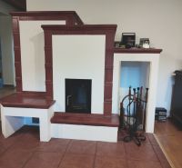 Innenraum eines Einfamilienhauses mit traditionellem Kamin und Werkzeugen auf weißem Hintergrund.
