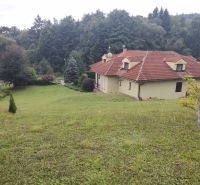 Ein Einfamilienhaus in Trebostovo, umgeben von einem Garten und Wald, ideal für eine ruhige Atmosphäre.