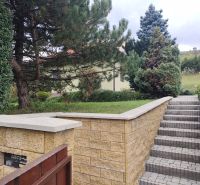 Zugangsweg zu einem Einfamilienhaus in Trebostovo, gesäumt von Grünflächen und Bäumen.
