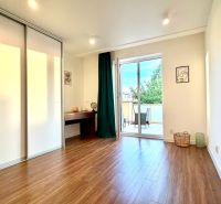 Innenraum einer 3-Zimmer-Wohnung mit Holzboden und geräumiger Terrasse.