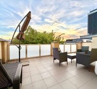 Geräumige Terrasse in einer 3-Zimmer-Wohnung in der Jána Hollého Straße in Michalovce mit Gartenmöbeln.