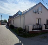 Ein Einfamilienhaus in Záhorská Ves mit einer Antenne und einer schmalen Zufahrtsstraße.