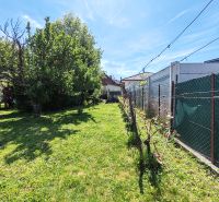 Garten bei einem Einfamilienhaus in der Devátova-Straße in Sládkovičovo mit Zaun und Bäumen.