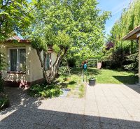 Der Garten neben dem Einfamilienhaus in der Devátova-Straße in Sládkovičovo mit Grünflächen und Terrasse.