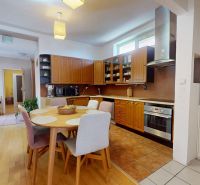Küche in einem Einfamilienhaus mit Holzboden und Esstisch.