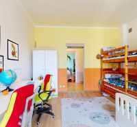 Kinderzimmer mit Etagenbett, Schreibtisch und Dekorationen in einem Einfamilienhaus.