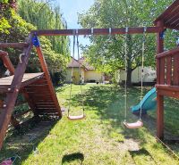 Der Garten des Einfamilienhauses in der Devátova-Straße in Sládkovičovo mit einem Kinderspielplatz.