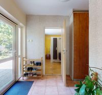 Innenraum eines Einfamilienhauses mit Schuhregal und Zugang zur Terrasse.