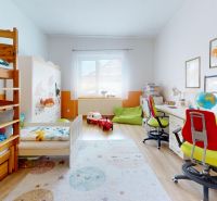 Kinderzimmer in einem Einfamilienhaus mit Etagenbett und Schreibtisch.