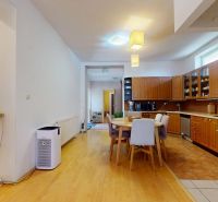 Küche und Esszimmer in einem Einfamilienhaus mit Holzboden, langer Esstisch.