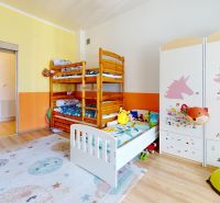 Kinderzimmer in einem Einfamilienhaus mit einem Etagenbett und einem dekorierten Schrank, Boden mit Holzdekor.