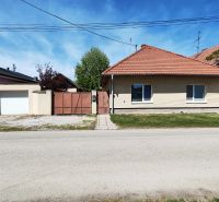 Einfamilienhaus in der Devátova-Straße in Sládkovičovo mit Garage und Eingangstor.