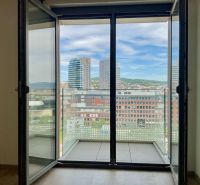 Blick aus einer Einzimmerwohnung auf die Skyline der Stadt Bratislava - Altstadt.