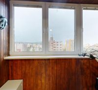 Eine verglaste Loggia mit Holzverkleidung und einem Fahrrad in einer 3-Zimmer-Wohnung.