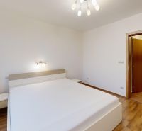 Helles Schlafzimmer mit Bett, Holzboden und minimalistischer Beleuchtung in einer 3-Zimmer-Wohnung.