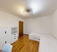 Schlafzimmer in einer 3-Zimmer-Wohnung mit weißen Möbeln und einem Boden in Holzoptik.