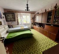 Schlafzimmer in einem Einfamilienhaus mit Teppichboden, Schrankwand und großem Fenster.